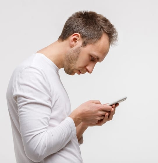 scrolling on your phone increase shoulder pain